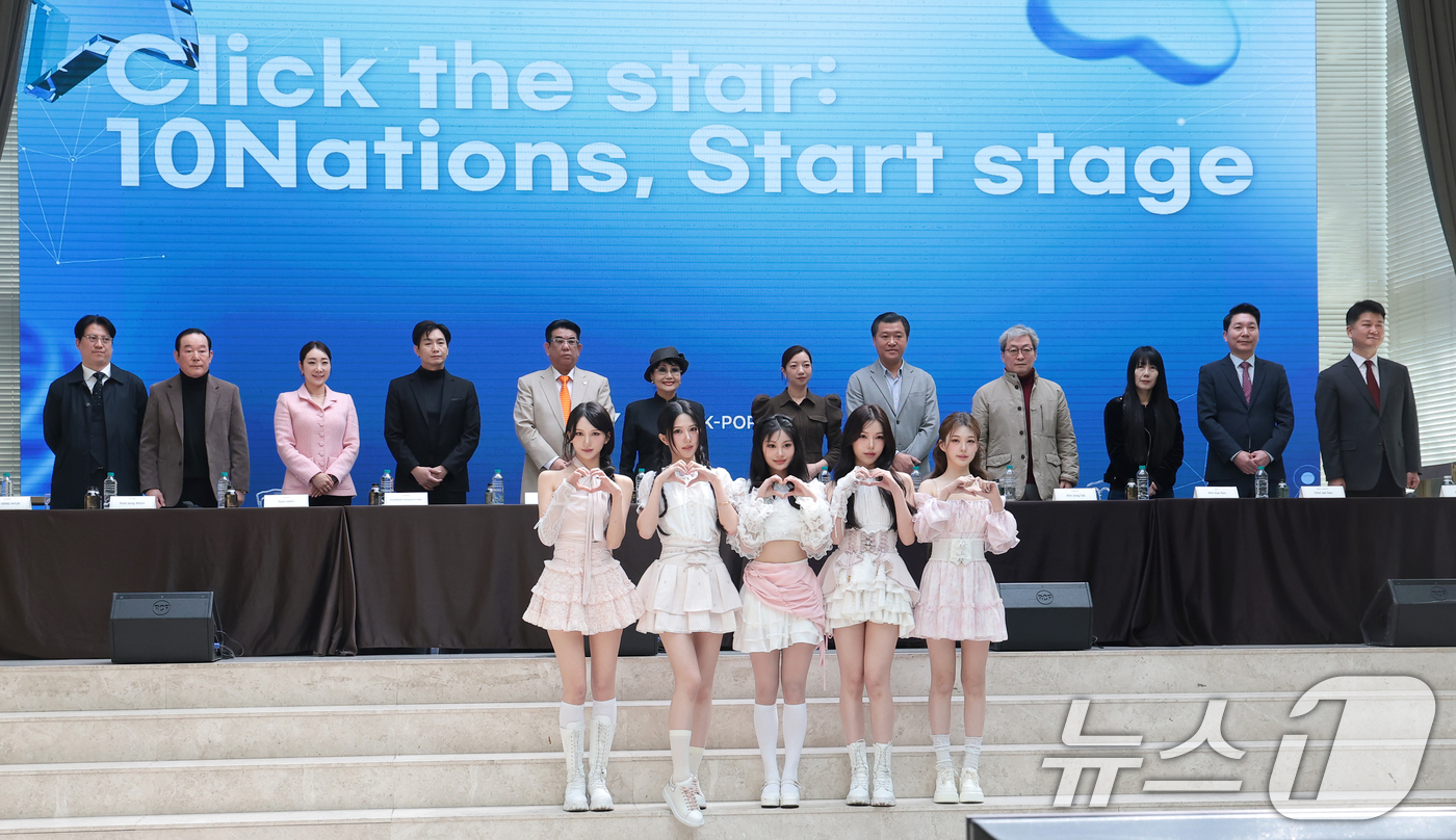 (서울=뉴스1) 권현진 기자 = 박성진 월드케이팝센터 대표(오른쪽)와 걸그룹 블링원(앞줄)을 비롯한 각 국 대표들이 23일 오전 서울 중구 크레스트72에서 열린 32개국 K팝 프로 …