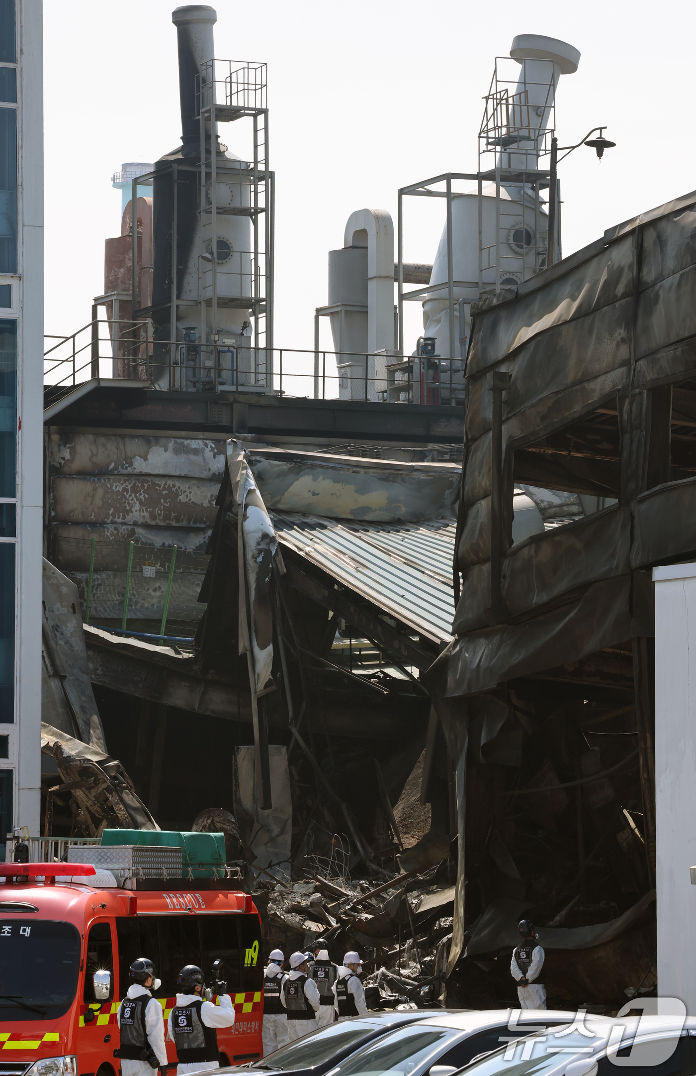 (대전=뉴스1) 김기태 기자 = 74명의 인명피해가 발생한 대전 안전공업 화재와 관련해 23일 경찰과 소방, 고용노동부와 국립과학수사원 등 관계 기관이 합동 감식을 하고 있다. 2 …