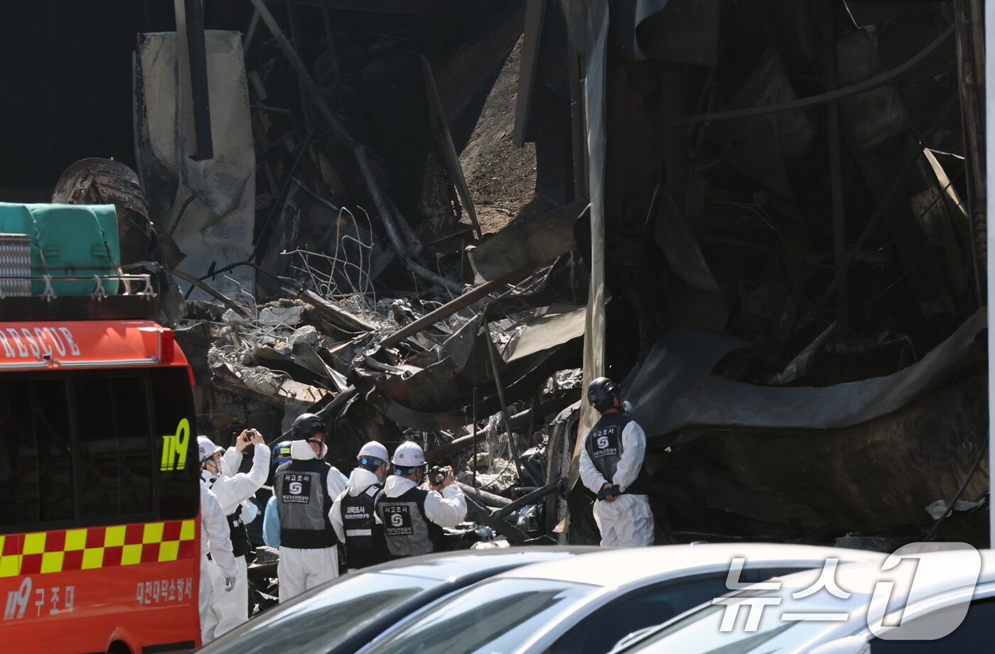 본문 이미지 - 74명의 인명피해가 발생한 대전 안전공업 화재와 관련해 23일 경찰과 소방, 고용노동부와 국립과학수사원 등 관계 기관이 합동 감식을 하고 있다. 2026.3.23 ⓒ 뉴스1 김기태 기자