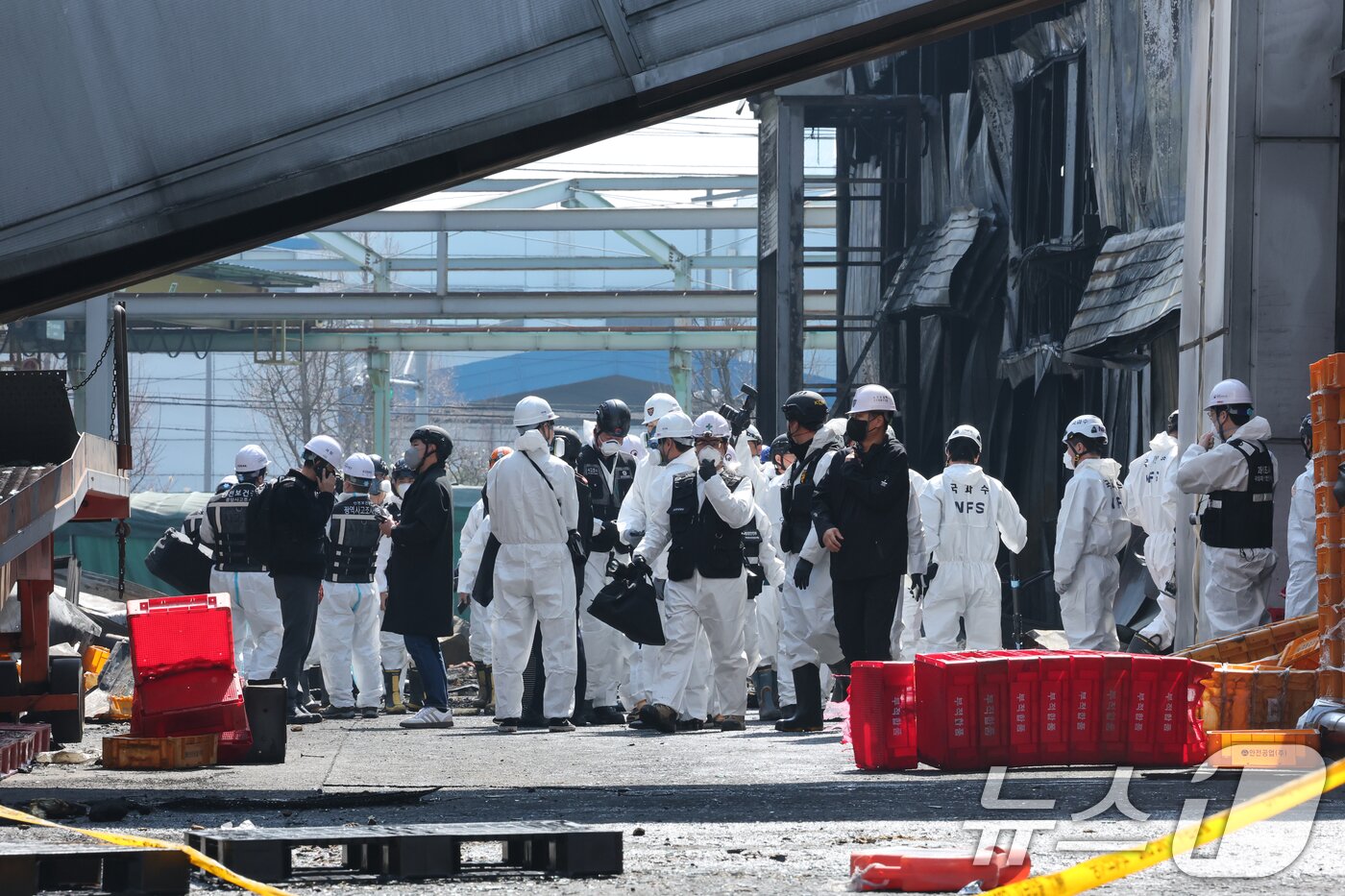 본문 이미지 - 74명의 인명피해가 발생한 대전 안전공업 화재와 관련해 23일 경찰과 소방, 고용노동부와 국립과학수사원 등 관계 기관이 합동 감식을 하고 있다. 2026.3.23 ⓒ 뉴스1 김기태 기자