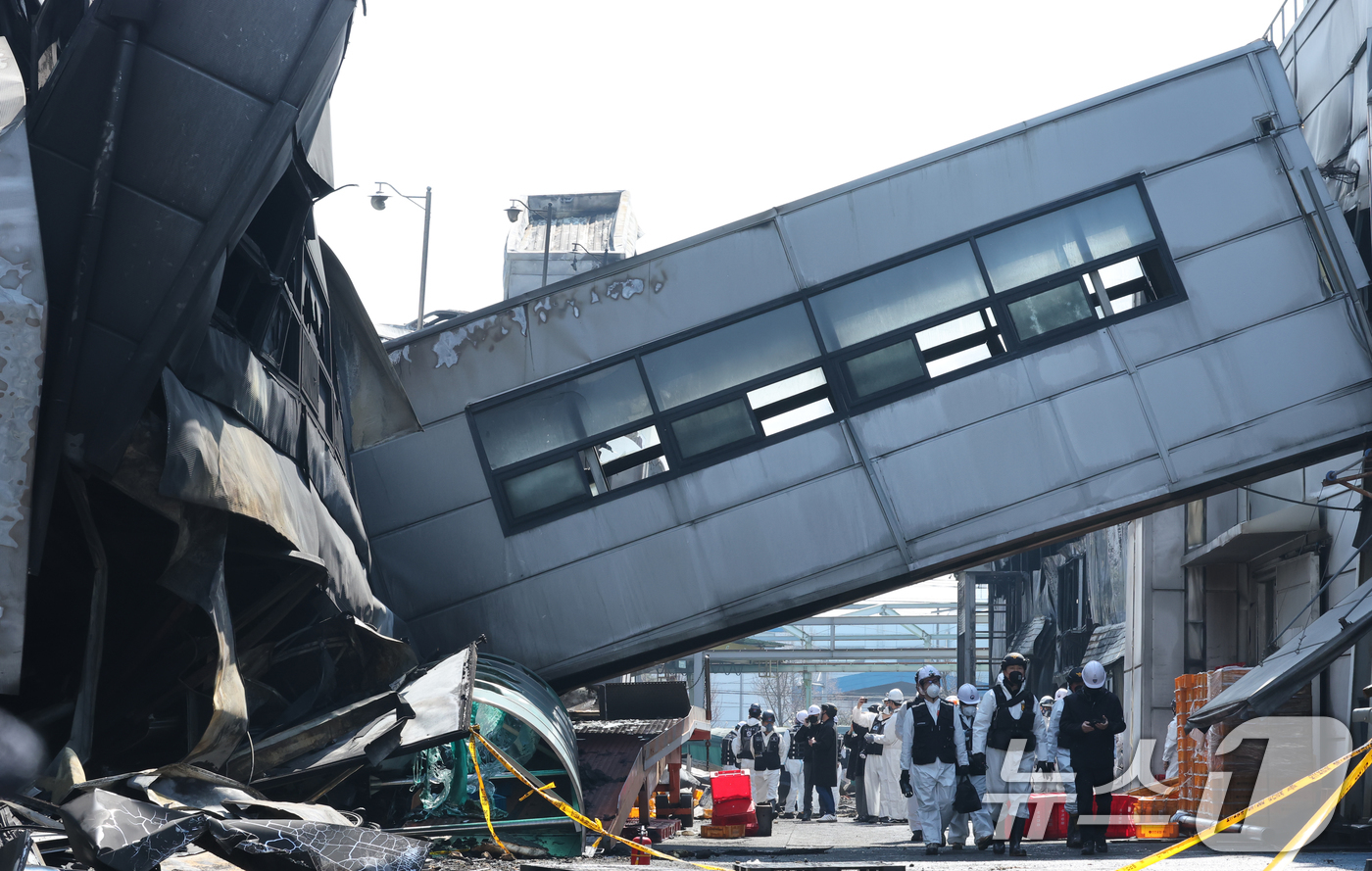 (대전=뉴스1) 김기태 기자 = 74명의 인명피해가 발생한 대전 안전공업 화재와 관련해 23일 경찰과 소방, 고용노동부와 국립과학수사원 등 관계 기관이 합동 감식을 하고 있다. 2 …