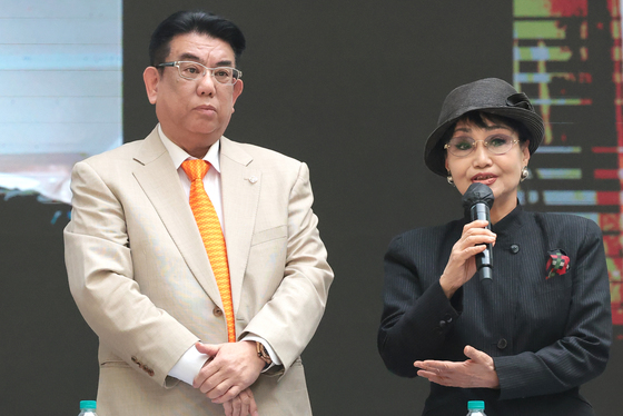 인사말 하는 모리타준 회장과 오카무라 회장