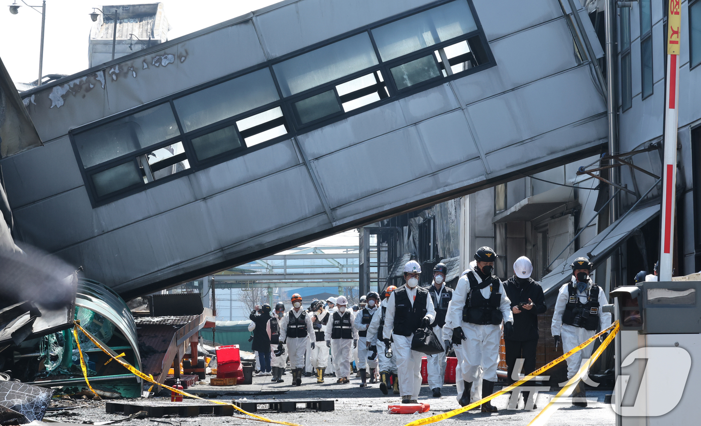 (대전=뉴스1) 김기태 기자 = 74명의 인명피해가 발생한 대전 안전공업 화재와 관련해 23일 경찰과 소방, 고용노동부와 국립과학수사원 등 관계 기관이 합동 감식을 하고 있다. 2 …