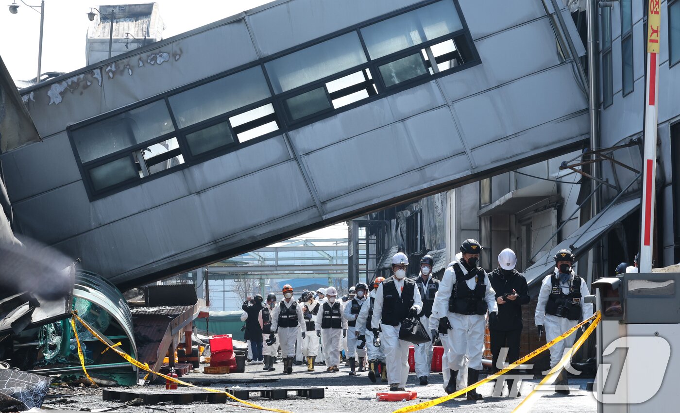 본문 이미지 - 74명의 인명피해가 발생한 대전 안전공업 화재와 관련해 23일 경찰과 소방, 고용노동부와 국립과학수사원 등 관계 기관이 합동 감식을 하고 있다. 2026.3.23 ⓒ 뉴스1 김기태 기자