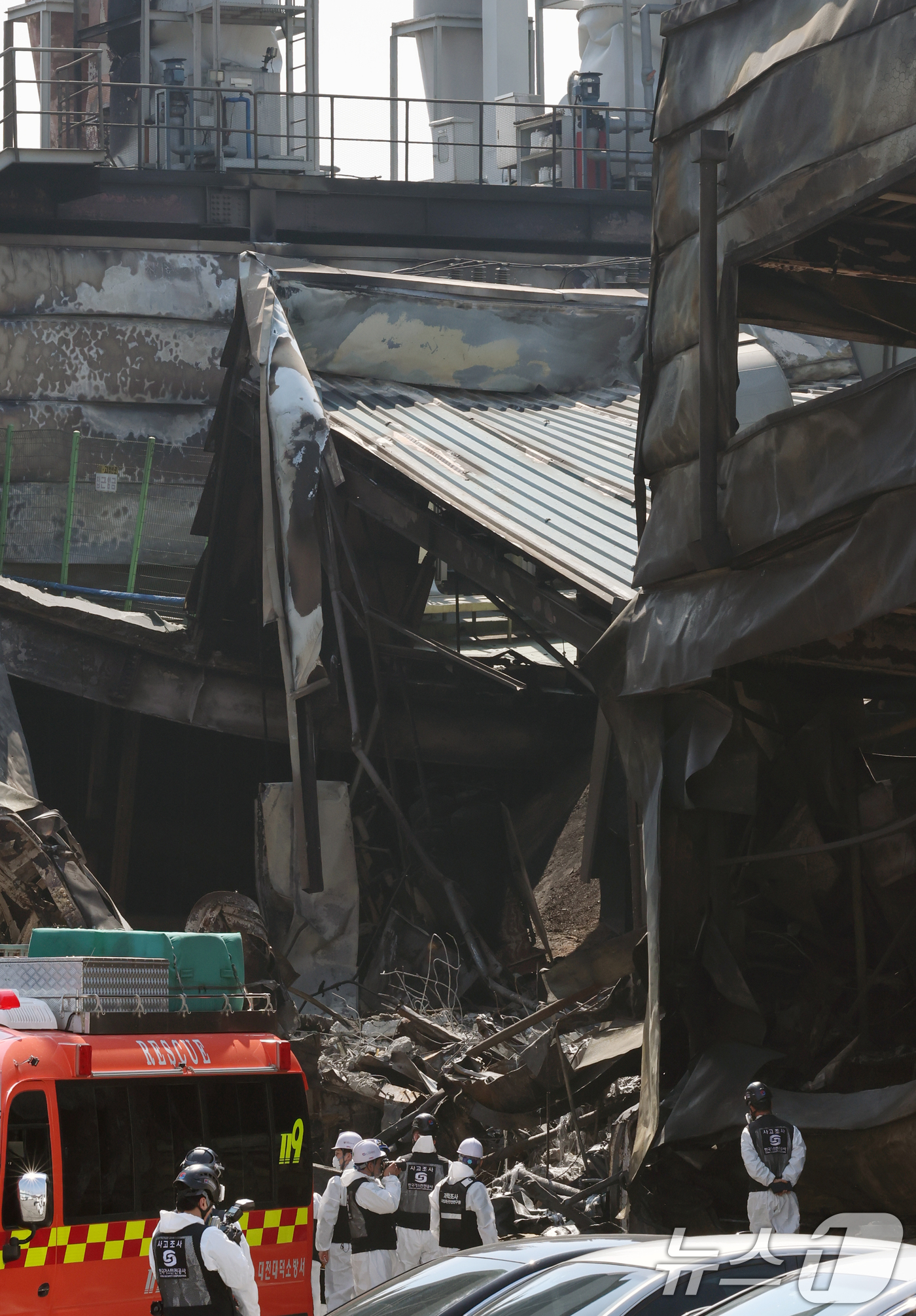 (대전=뉴스1) 김기태 기자 = 74명의 인명피해가 발생한 대전 안전공업 화재와 관련해 23일 경찰과 소방, 고용노동부와 국립과학수사원 등 관계 기관이 합동 감식을 하고 있다. 2 …