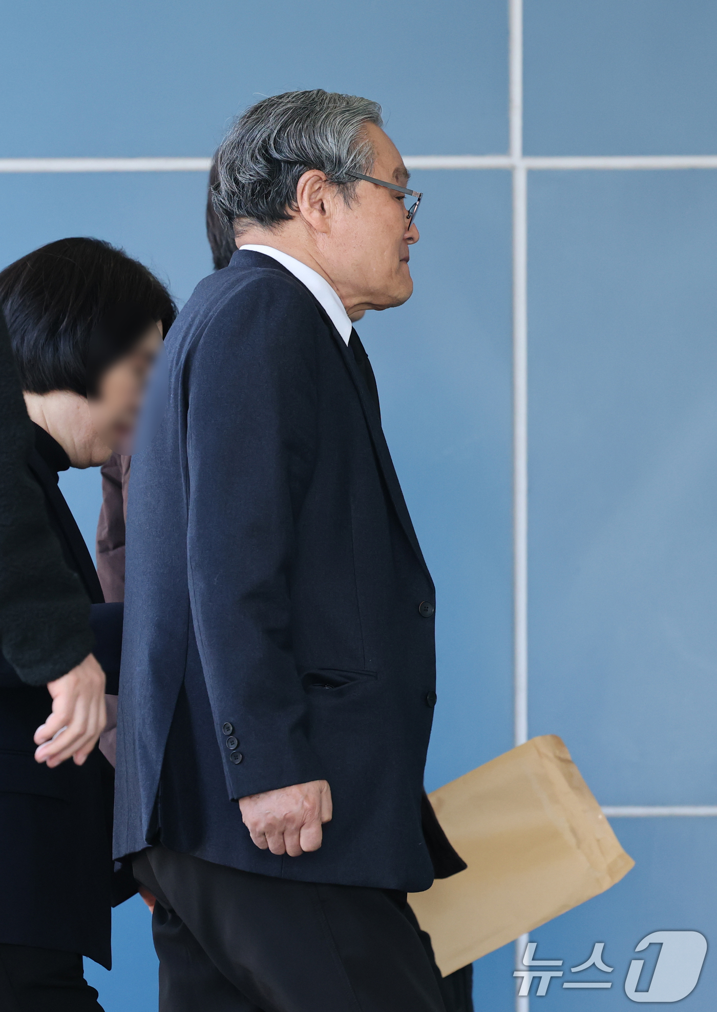 (대전=뉴스1) 김기태 기자 = 손주환 안전공업 대표가 23일 경찰·대전노동청 관계자들이 화재로 74명의 인명피해가 발생한 대전 대덕구 안전공업에 대해 압수수색을 진행하는 안전공업 …