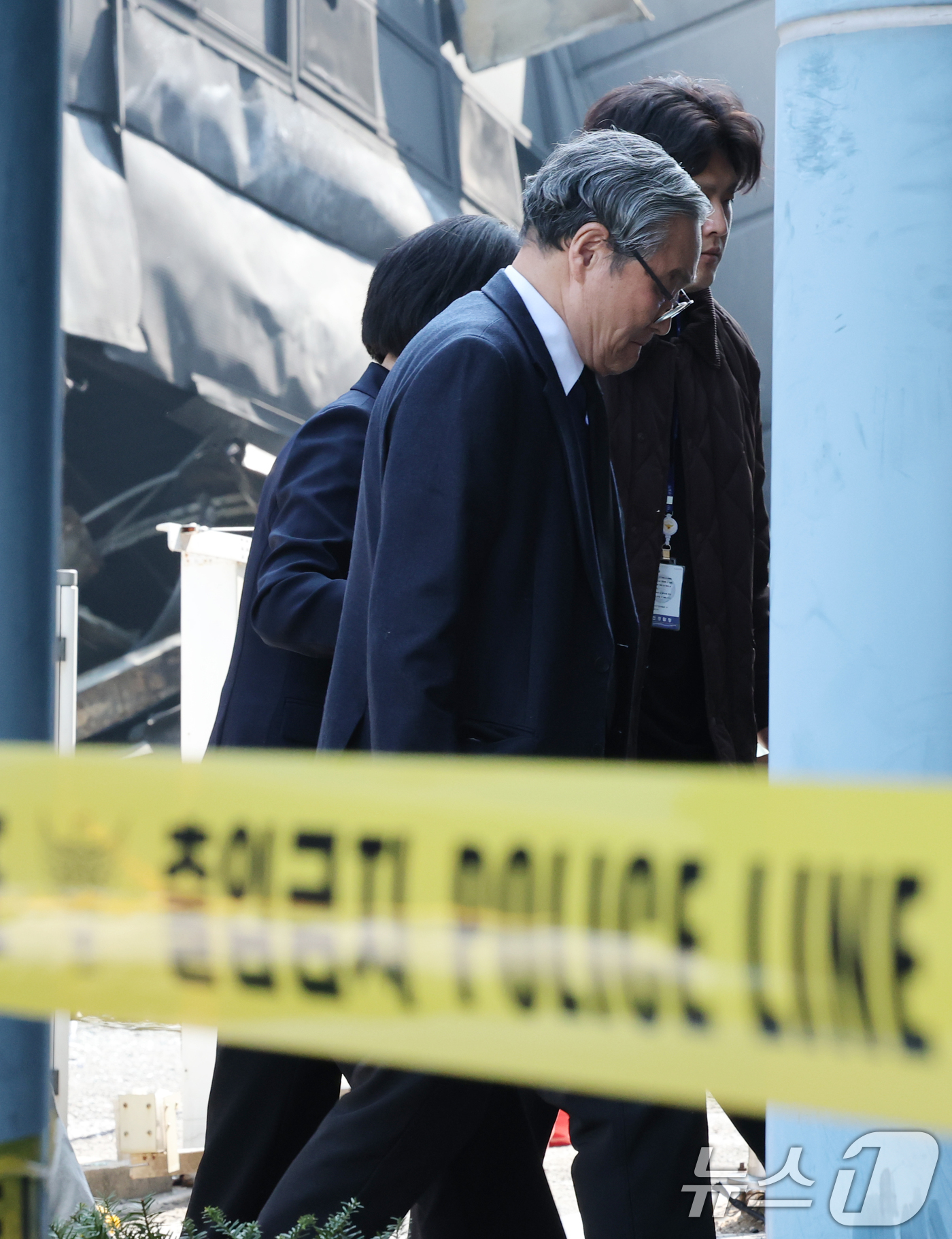 (대전=뉴스1) 김기태 기자 = 손주환 안전공업 대표가 23일 경찰·대전노동청 관계자들이 화재로 74명의 인명피해가 발생한 대전 대덕구 안전공업에 대해 압수수색을 진행하는 안전공업 …