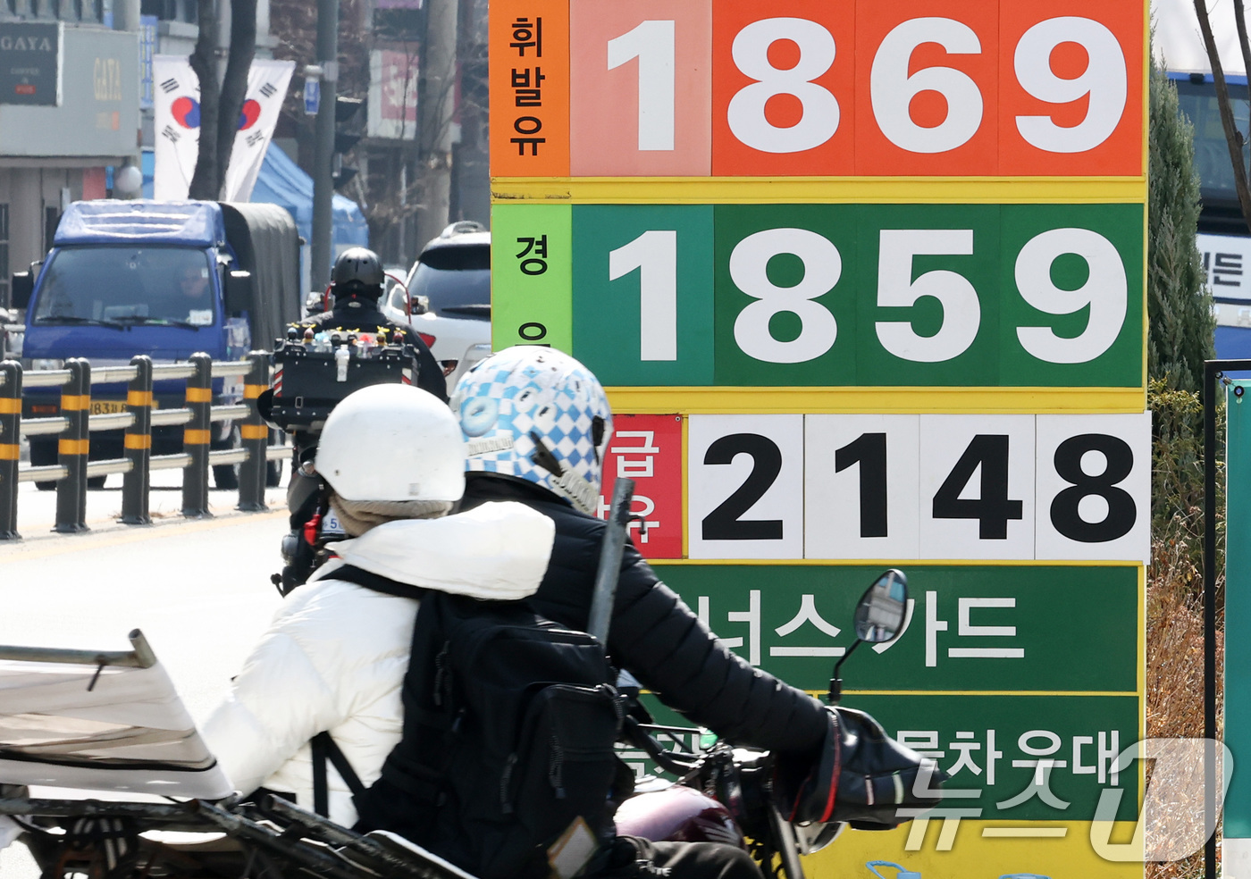 (서울=뉴스1) 최지환 기자 = 이란 전쟁 여파로 고유가가 지속되고 있는 23일 서울의 한 주유소에 유가정보가 표시되어 있다. 2026.3.23/뉴스1