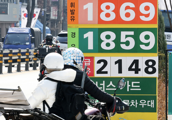 '휘발유 1819.27원·경유 1816.05원' 하락폭 1원 미만…"추가 인하 필요"