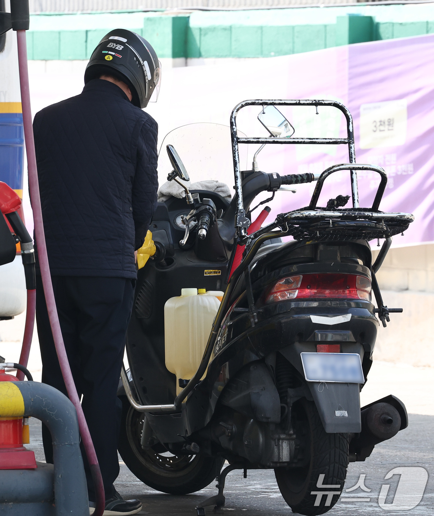 (서울=뉴스1) 최지환 기자 = 이란 전쟁 여파로 고유가가 지속되고 있는 23일 서울의 한 주유소에서 고객들이 주유를 하고 있다. 2026.3.23/뉴스1