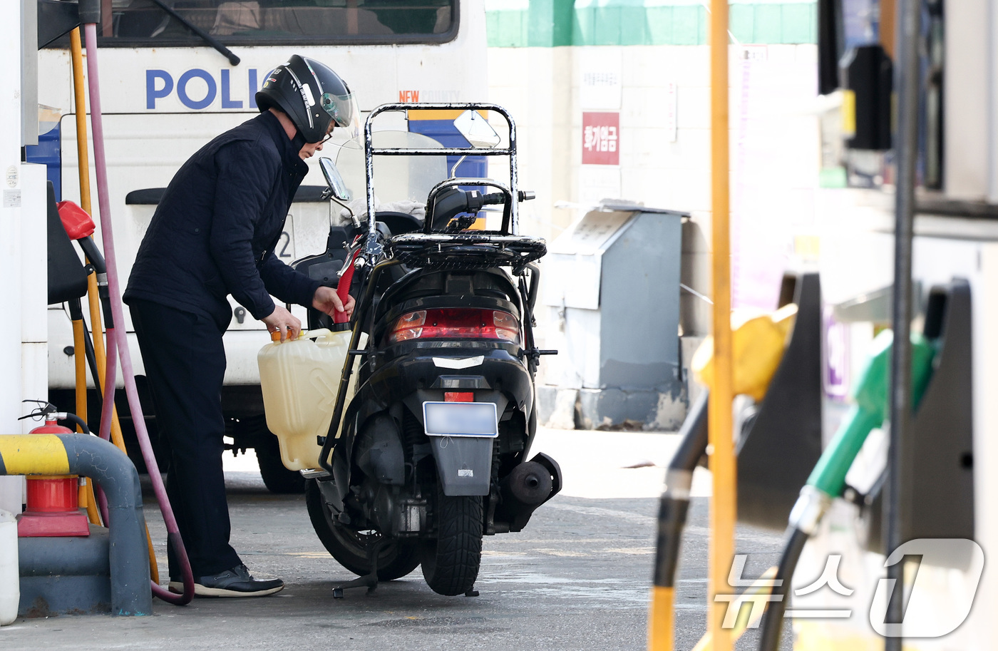 (서울=뉴스1) 최지환 기자 = 이란 전쟁 여파로 고유가가 지속되고 있는 23일 서울의 한 주유소에서 한 운전자가 기름통을 오토바이에 싣고 있다. 2026.3.23/뉴스1