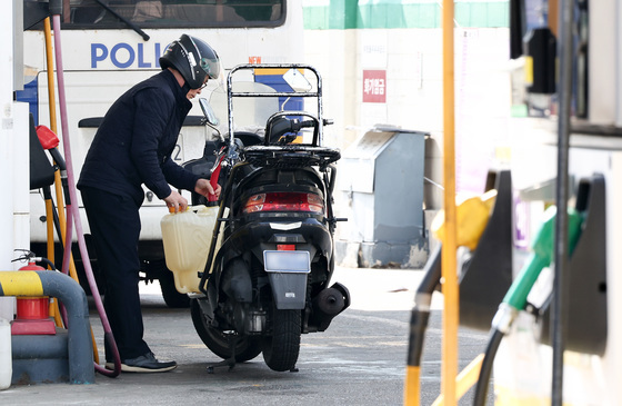 중동발 유가 불안, 기름통 등장한 주유소