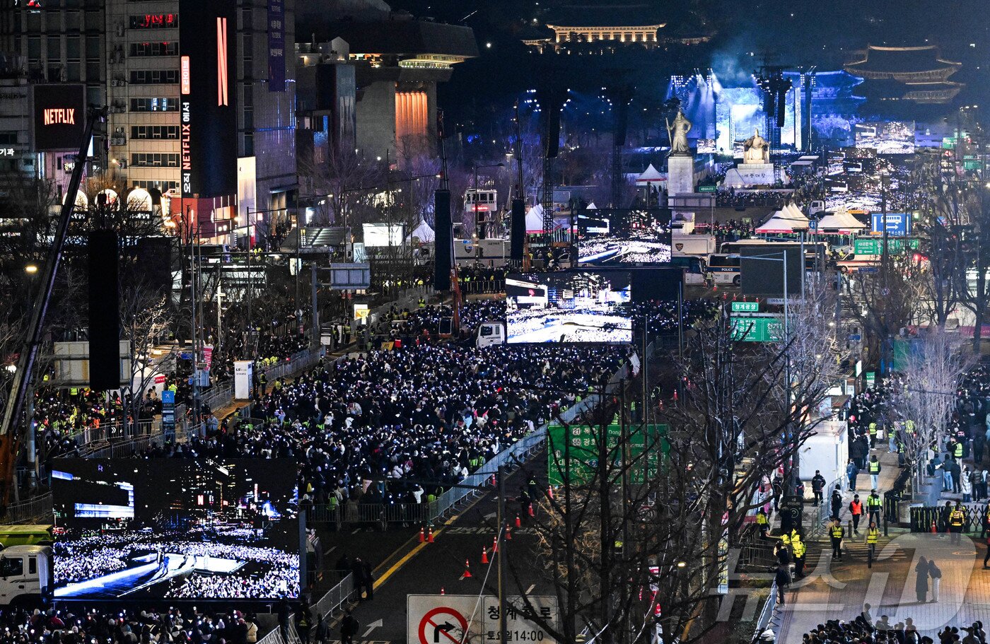 본문 이미지 - 3년 9개월 만에 완전체로 복귀하는 방탄소년단(BTS)의 'BTS 컴백 라이브: ARIRANG' 공연이 3월 21일 서울 광화문광장 일대에서 펼쳐졌다. (사진공동취재단)