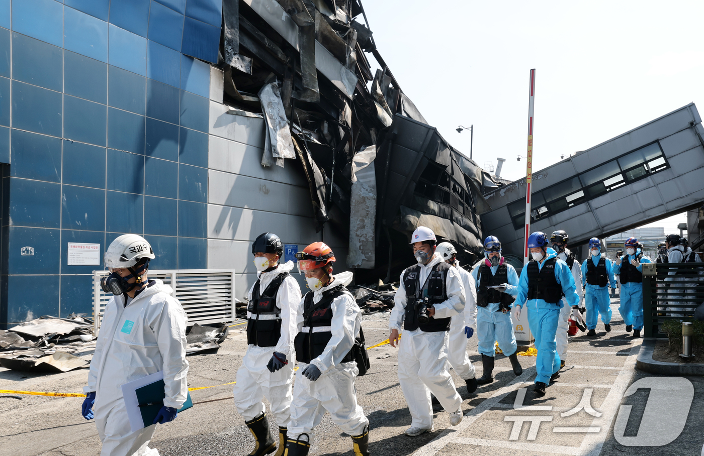 (대전=뉴스1) 김기태 기자 = 74명의 인명피해가 발생한 대전 안전공업 화재와 관련해 23일 경찰과 소방, 고용노동부와 국립과학수사원 등 관계 기관이 합동 감식을 하고 있다. 2 …