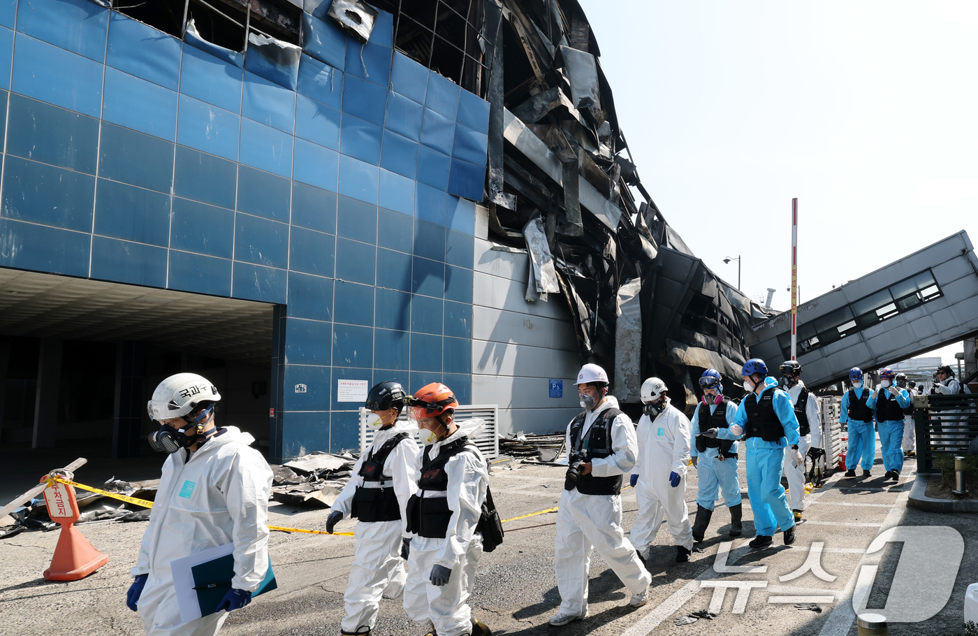 (대전=뉴스1) 김기태 기자 = 74명의 인명피해가 발생한 대전 안전공업 화재와 관련해 23일 경찰과 소방, 고용노동부와 국립과학수사원 등 관계 기관이 합동 감식을 하고 있다. 2 …