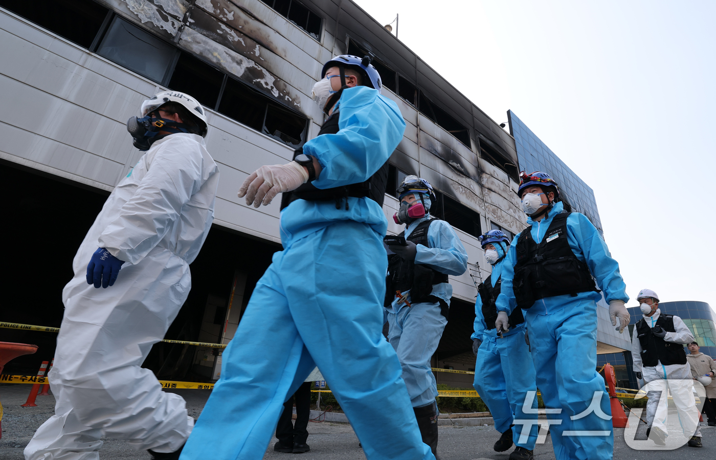 (대전=뉴스1) 김기태 기자 = 74명의 인명피해가 발생한 대전 안전공업 화재와 관련해 23일 경찰과 소방, 고용노동부와 국립과학수사원 등 관계 기관이 합동 감식을 하고 있다. 2 …