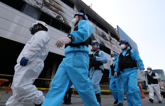 [뉴스1 PICK]'74명 사상' 대전 공장 화재 합동감식 시작…'유가족 2명도 참여'