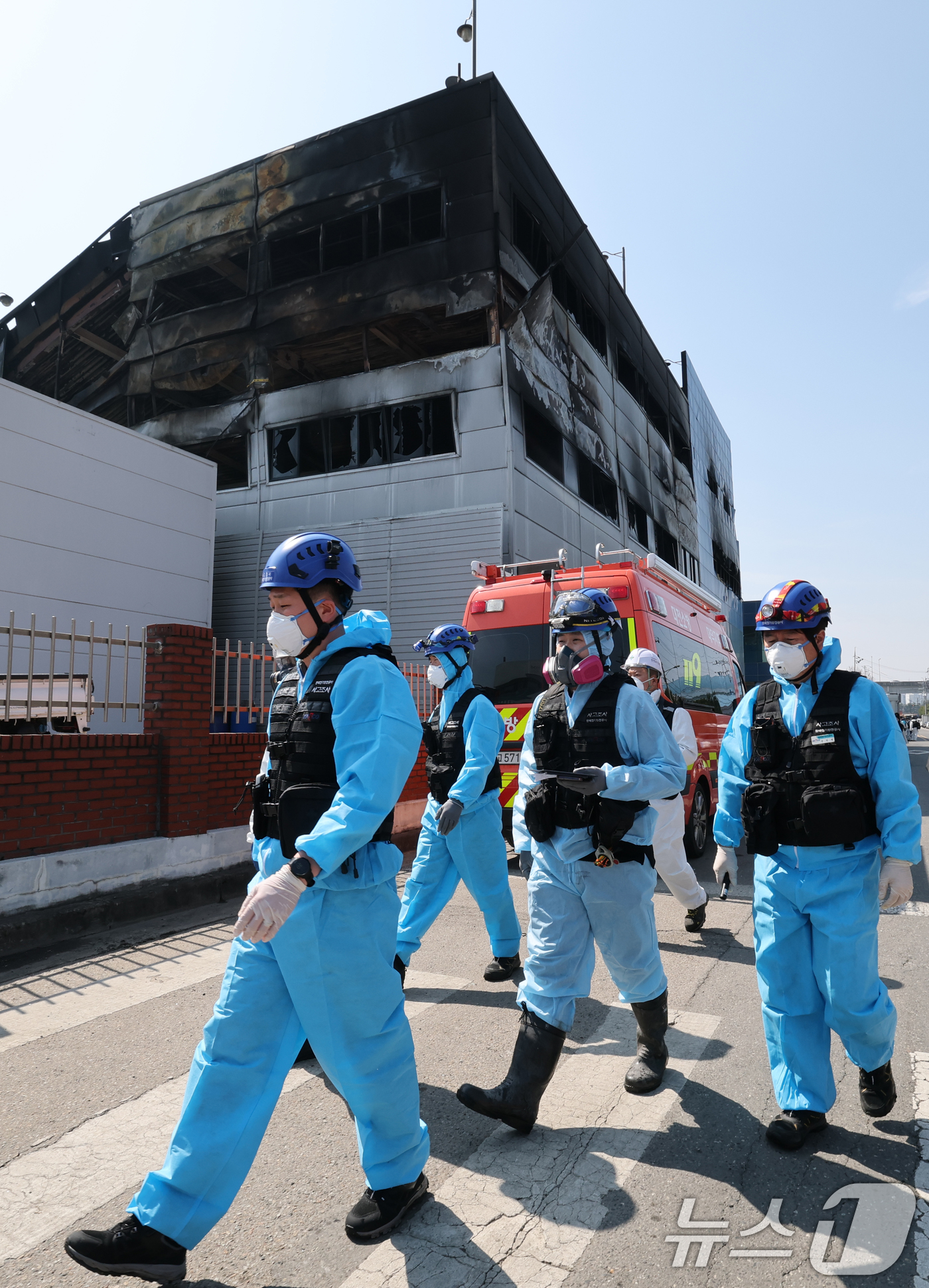 (대전=뉴스1) 김기태 기자 = 74명의 인명피해가 발생한 대전 안전공업 화재와 관련해 23일 경찰과 소방, 고용노동부와 국립과학수사원 등 관계 기관이 합동 감식을 하고 있다. 2 …