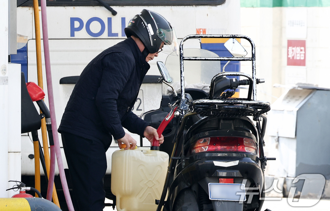 (서울=뉴스1) 최지환 기자 = 이란 전쟁 여파로 고유가가 지속되고 있는 23일 서울의 한 주유소에서 한 운전자가 주유를 마친 기름통을 오토바이에 싣고 있다. 2026.3.23/뉴 …