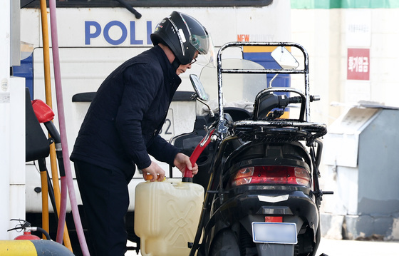 에너지 수급 불안, 기름통에 주유하는 시민