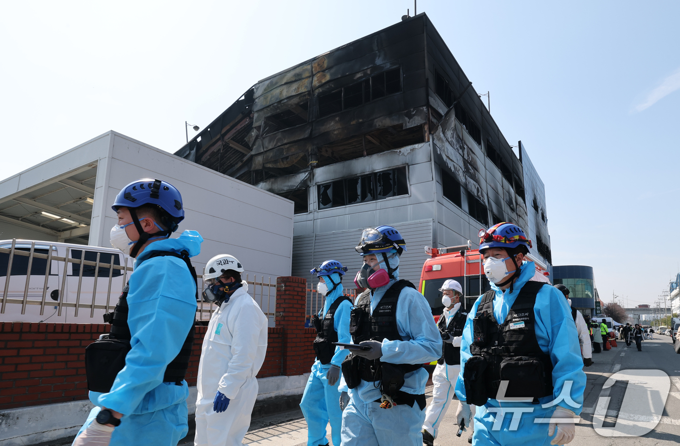(대전=뉴스1) 김기태 기자 = 74명의 인명피해가 발생한 대전 안전공업 화재와 관련해 23일 경찰과 소방, 고용노동부와 국립과학수사원 등 관계 기관이 합동 감식을 하고 있다. 2 …