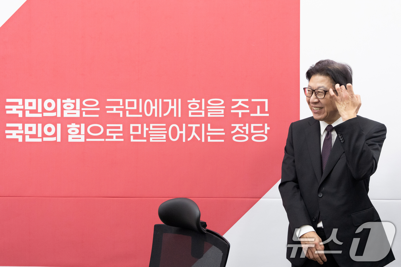 (서울=뉴스1) 이승배 기자 = 박형준 부산시장이 23일 서울 여의도 국회에서 장동혁 국민의힘 대표와 면담을 하기 위해 대기하고 있다. 2026.3.23/뉴스1