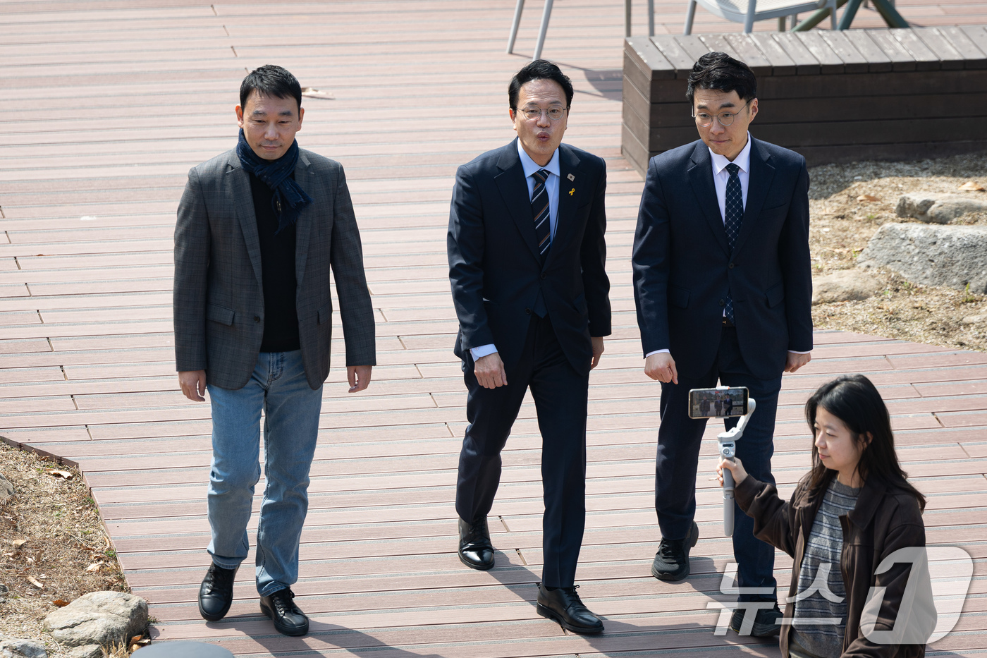 (서울=뉴스1) 유승관 기자 = 박주민 더불어민주당 서울시장 예비후보가 23일 서울 여의도 국회 강변서재에서 김용민 의원, 김남국 대변인과 티타임을 위해 이동하고 있다. 2026. …