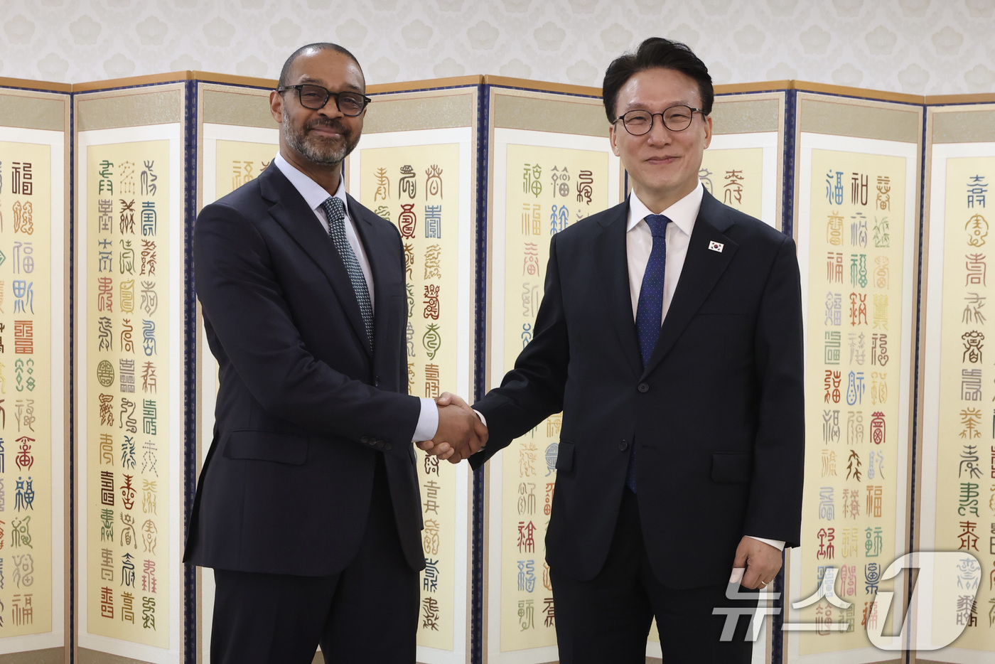 (서울=뉴스1) 임세영 기자 = 김민석 국무총리가 23일 서울 종로구 정부서울청사에서 마이클 해리스 뉴욕증권거래소 부회장을 접견하고 있다. (총리실 제공. 재판매 및 DB 금지) …