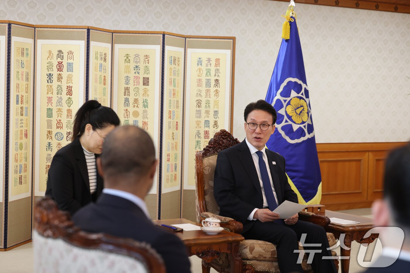 본문 이미지 - 김민석 국무총리가 23일 서울 종로구 정부서울청사에서 마이클 해리스 뉴욕증권거래소 부회장을 접견하고 있다. (총리실 제공. 재판매 및 DB 금지) ⓒ 뉴스1 임세영 기자