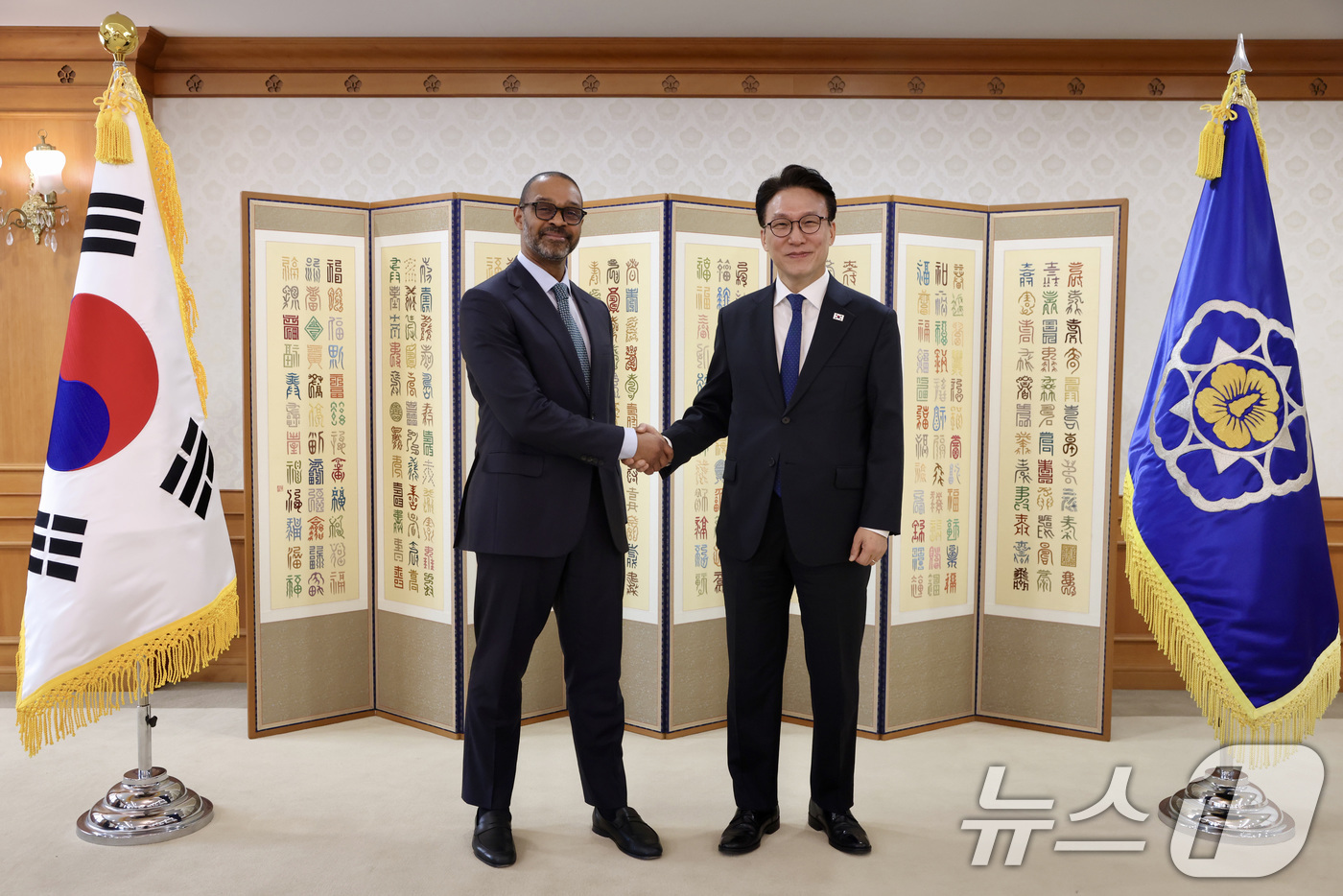 (서울=뉴스1) 임세영 기자 = 김민석 국무총리가 23일 서울 종로구 정부서울청사에서 마이클 해리스 뉴욕증권거래소 부회장을 접견하고 있다. (총리실 제공. 재판매 및 DB 금지) …