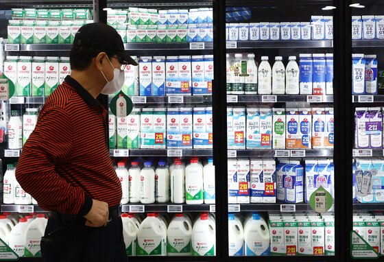 본문 이미지 - 서울 시내의 대형마트에서 시민들이 우유를 구매하는 모습. 2026.3.23 ⓒ 뉴스1 김민지 기자