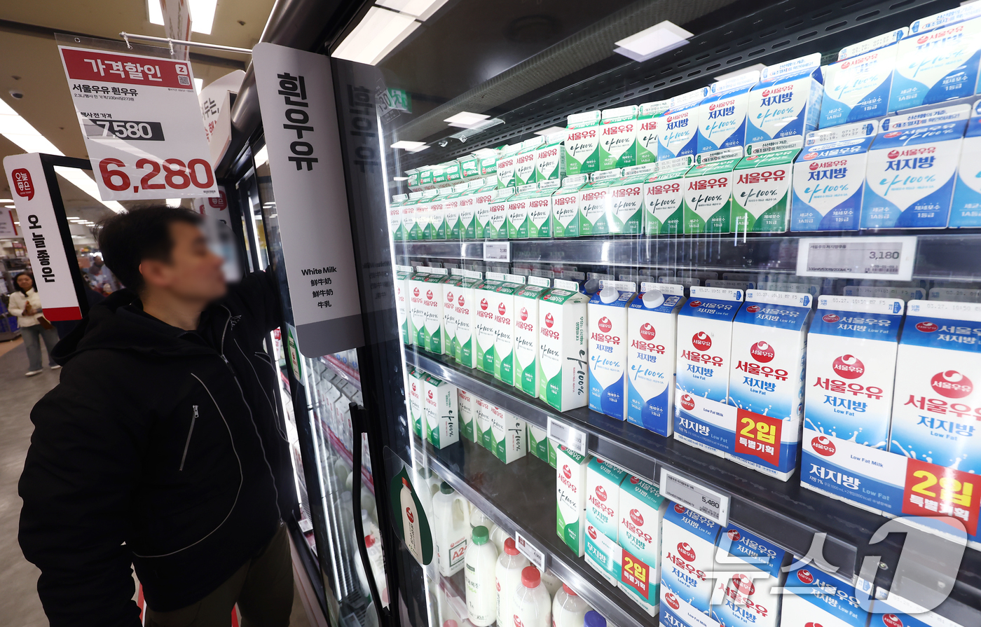 (서울=뉴스1) 김민지 기자 = 지난해 국내 1인당 흰 우유 소비량이 40여년 만에 최저수준으로 줄었다.23일 낙농진흥회에 따르면 지난해 1인당 흰 우유 소비량은 22.9㎏으로 1 …