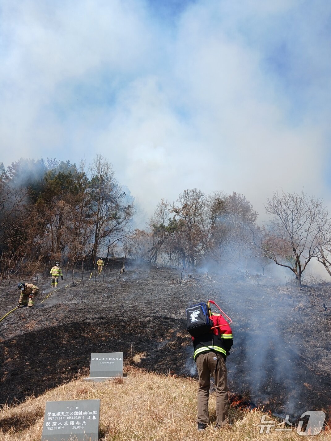 본문 이미지 - 23일 전남 순천 별량면 야산에서 불이 나 산림당국이 진화하고 있다.(전남소방본부 제공. 재판매 및 DB 금지) 2026.3.23