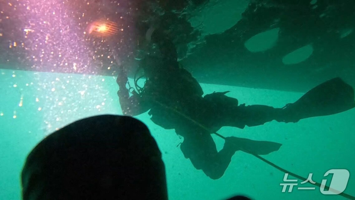 본문 이미지 - 강릉해경 구조대원이 시 체스트 내부 확인 중인 모습.(강릉해경 제공, 재판매 및 DB 금지) 2026.3.23/뉴스1