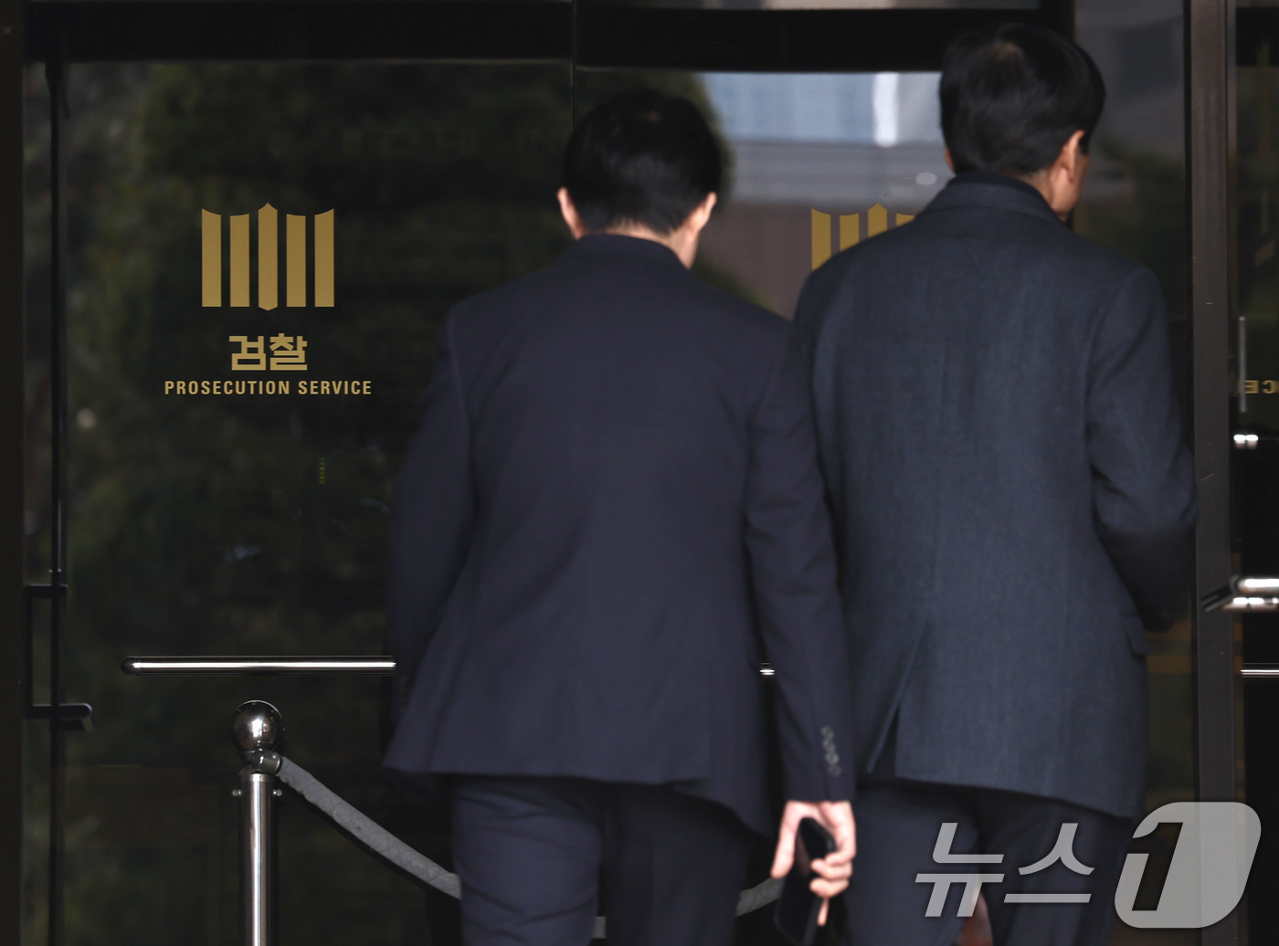 (서울=뉴스1) 구윤성 기자 = 검찰의 이른바 ‘도이치모터스 수사 무마 의혹’을 정조준한 권창영 2차 종합특별검사팀이 대검찰청과 서울중앙지검을 상대로 첫 강제수사에 돌입했다.23일 …