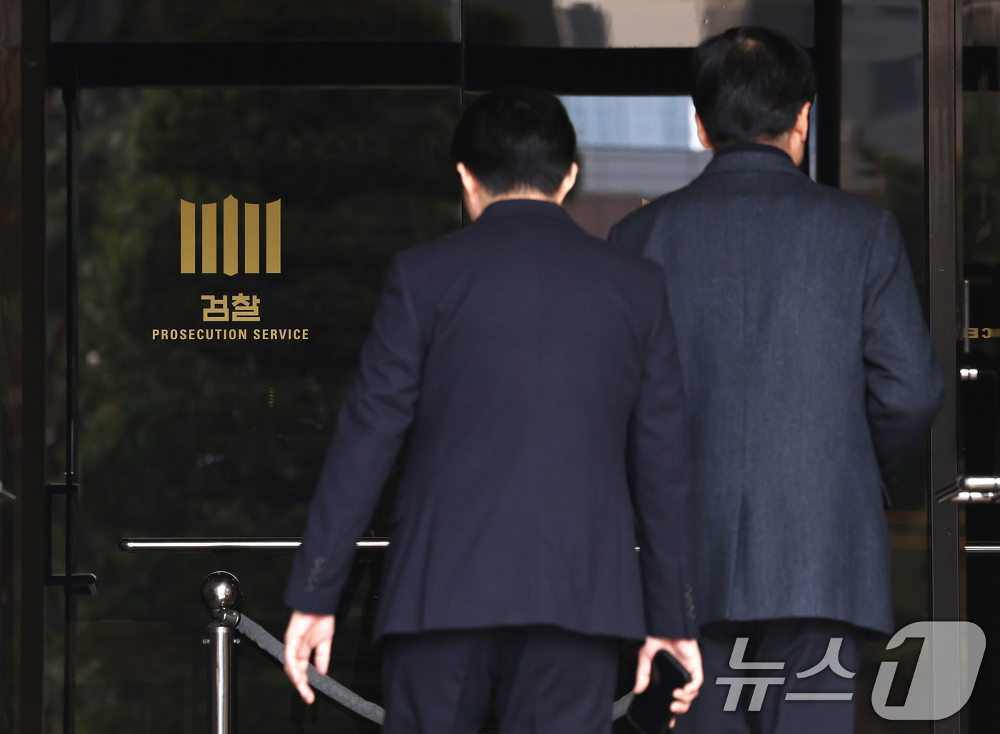 (서울=뉴스1) 구윤성 기자 = 검찰의 이른바 ‘도이치모터스 수사 무마 의혹’을 정조준한 권창영 2차 종합특별검사팀이 대검찰청과 서울중앙지검을 상대로 첫 강제수사에 돌입했다.23일 …