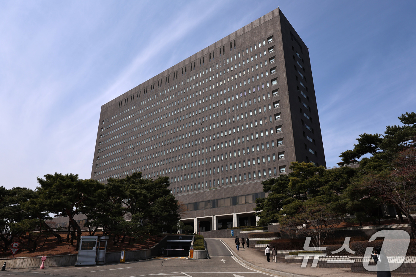 (서울=뉴스1) 구윤성 기자 = 검찰의 이른바 ‘도이치모터스 수사 무마 의혹’을 정조준한 권창영 2차 종합특별검사팀이 대검찰청과 서울중앙지검을 상대로 첫 강제수사에 돌입했다.23일 …