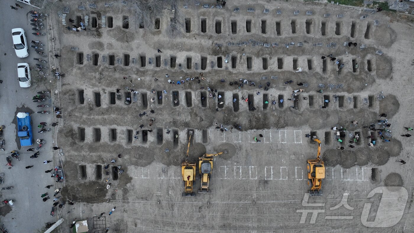 본문 이미지 - 2일(현지시간) 이란 미나브 지역의 한 학교에 공습이 가해진 후 희생자들을 위한 무덤이 마련되고 있다. 영국 가디언은 해당 사진을 두고 AI 도구가 잘못된 출처를 제시하며 허위로 판단했다고 보도했다. 위성사진과 현장 영상 등을 종합한 결과 해당 사진은 진짜로  판명됐다.  2026.03.02/WANA(서아시아 통신사)  ⓒ 로이터=뉴스1
