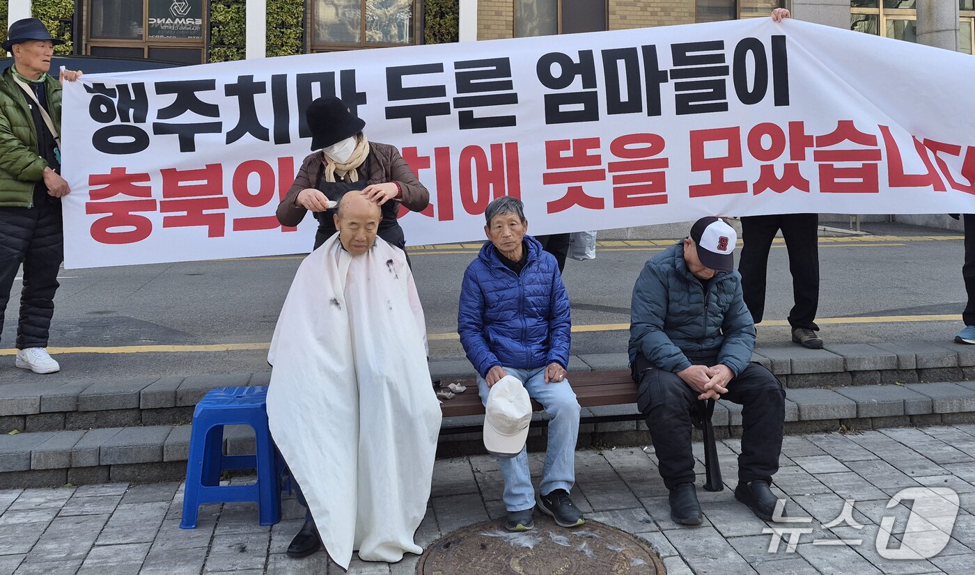 본문 이미지 - 일하는 밥퍼 참여자들이 충북도청 서문에서 김영환 지사 공천 배제 결정에 반발해 삭발하고 있다.
