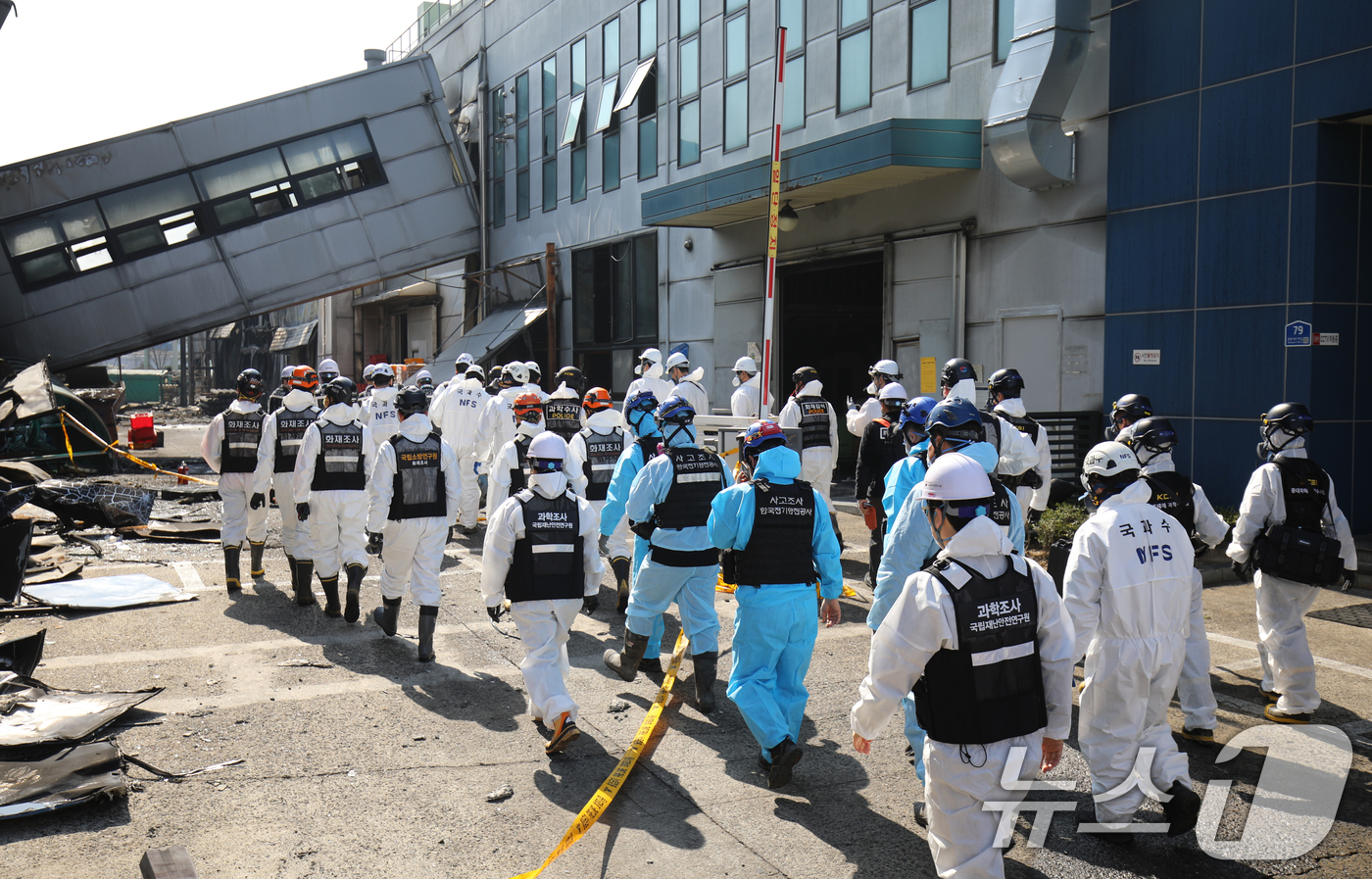 (대전=뉴스1) 김기태 기자 = 74명의 인명피해가 발생한 대전 안전공업 화재와 관련해 23일 경찰과 소방, 고용노동부와 국립과학수사원 등 관계 기관이 합동 감식을 하고 있다. 2 …
