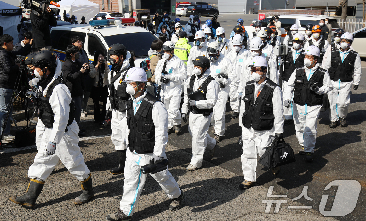 (대전=뉴스1) 김기태 기자 = 74명의 인명피해가 발생한 대전 안전공업 화재와 관련해 23일 경찰과 소방, 고용노동부와 국립과학수사원 등 관계 기관이 합동 감식을 하고 있다. 2 …