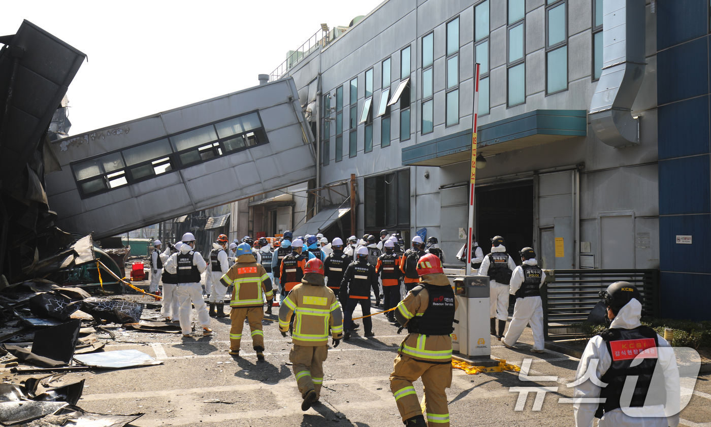 (대전=뉴스1) 김기태 기자 = 74명의 인명피해가 발생한 대전 안전공업 화재와 관련해 23일 경찰과 소방, 고용노동부와 국립과학수사원 등 관계 기관이 합동 감식을 하고 있다. 2 …