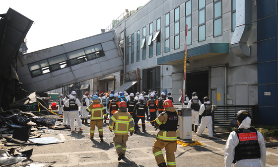 안전공업 진입하는 합동감식반