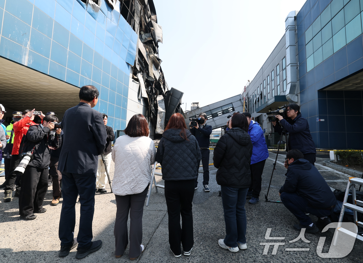 (대전=뉴스1) 김기태 기자 = 23일 74명의 인명피해가 발생한 대전 안전공업 앞에서 아리셀 피해 유가족들이 고인을 추모하고 있다. 2026.3.23/뉴스1