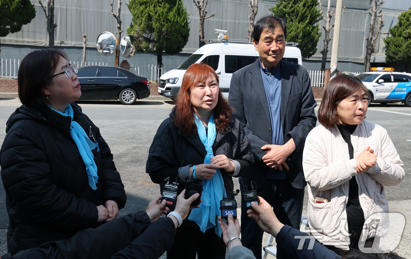 (대전=뉴스1) 김기태 기자 = 23일 74명의 인명피해가 발생한 대전 안전공업 앞에서 아리셀 피해 유가족들이 고인을 추모한 뒤 취재진의 질문에 답하고 있다. 2026.3.23/뉴 …