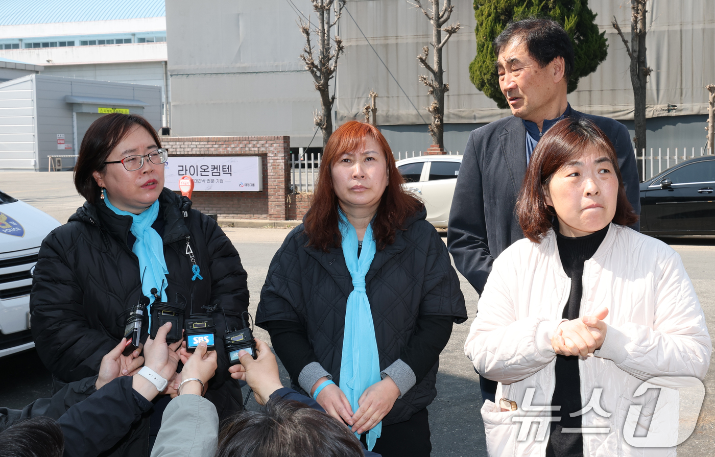 (대전=뉴스1) 김기태 기자 = 23일 74명의 인명피해가 발생한 대전 안전공업 앞에서 아리셀 피해 유가족들이 취재진 질문에 답하고 있다. 2026.3.23/뉴스1