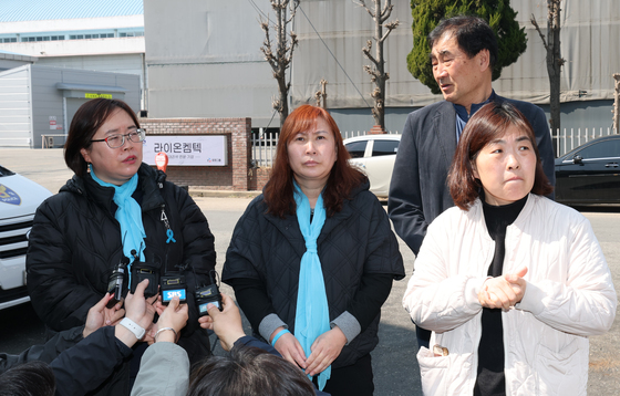 아리셀 참사 유족들 대전 공장 찾아…"판박이 사고 왜 못막아" 울분