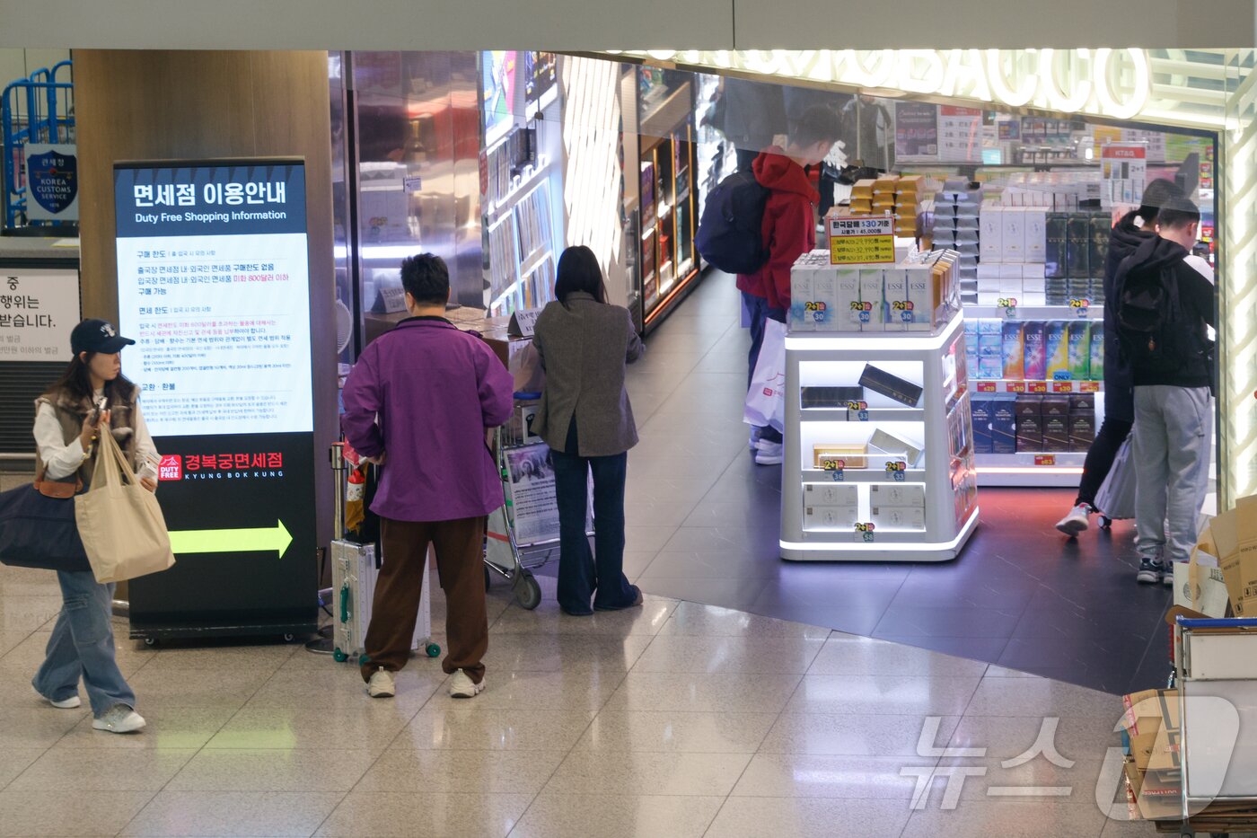 본문 이미지 - 여행객들이 인천국제공항 1터미널 면세구역을 지나가고 있다. 2026.3.23 ⓒ 뉴스1 안은나 기자