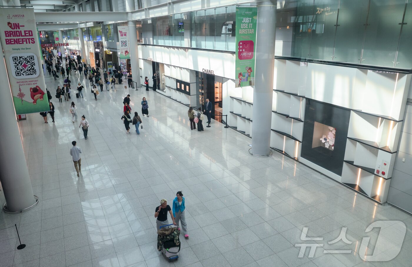 본문 이미지 - 23일 여행객들이 인천국제공항 1터미널 면세구역을 지나가고 있다.(기사 내용과 무관) 2026.3.23 ⓒ 뉴스1 안은나 기자