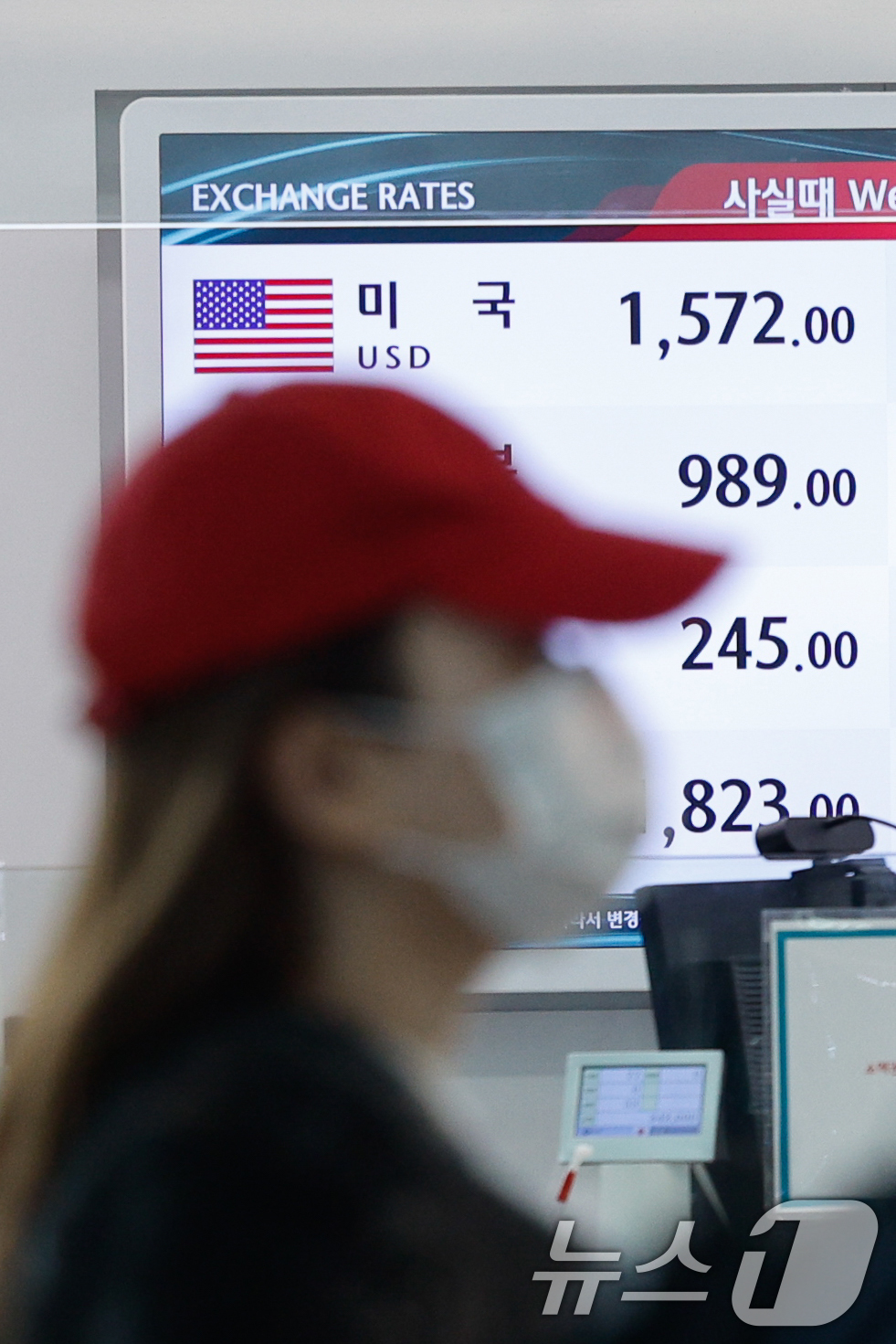 (인천공항=뉴스1) 안은나 기자 = 달러·원 환율이 17년 만에 1510원대를 돌파하는 등 고환율 장기화가 지속되고 있는 23일 여행객이 인천국제공항 환전소 앞을 지나고 있다. 2 …